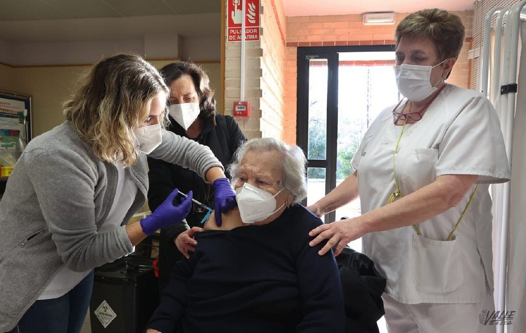 Comienzan a vacunar a los mayores de 90 años en Elda Comienzan a vacunar a los mayores de 90 años en Elda