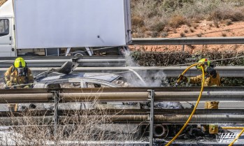Arde un coche en la autov&iacute;a