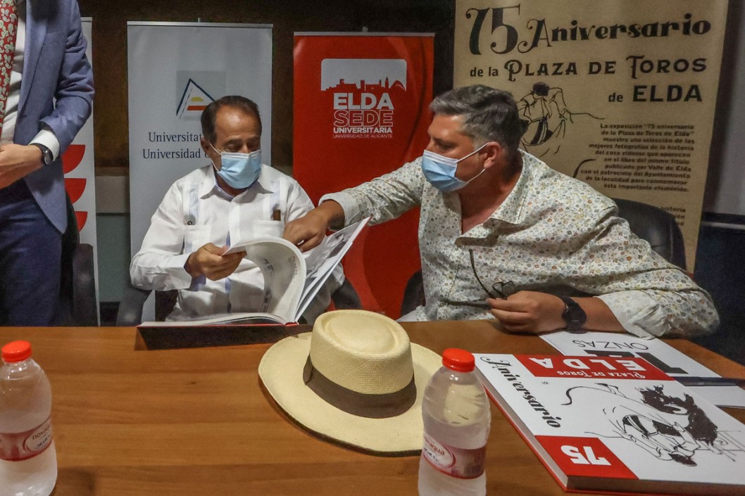 El libro "75 aniversario de la Plaza de Toros de Elda" se presenta en Alicante El libro "75 aniversario de la Plaza de Toros de Elda" se presenta en Alicante