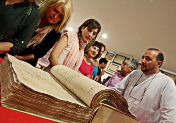 El "Libro de Giradora" del siglo XVIII se podr&aacute; ver en el Museo del Calzado tras su restauraci&oacute;n