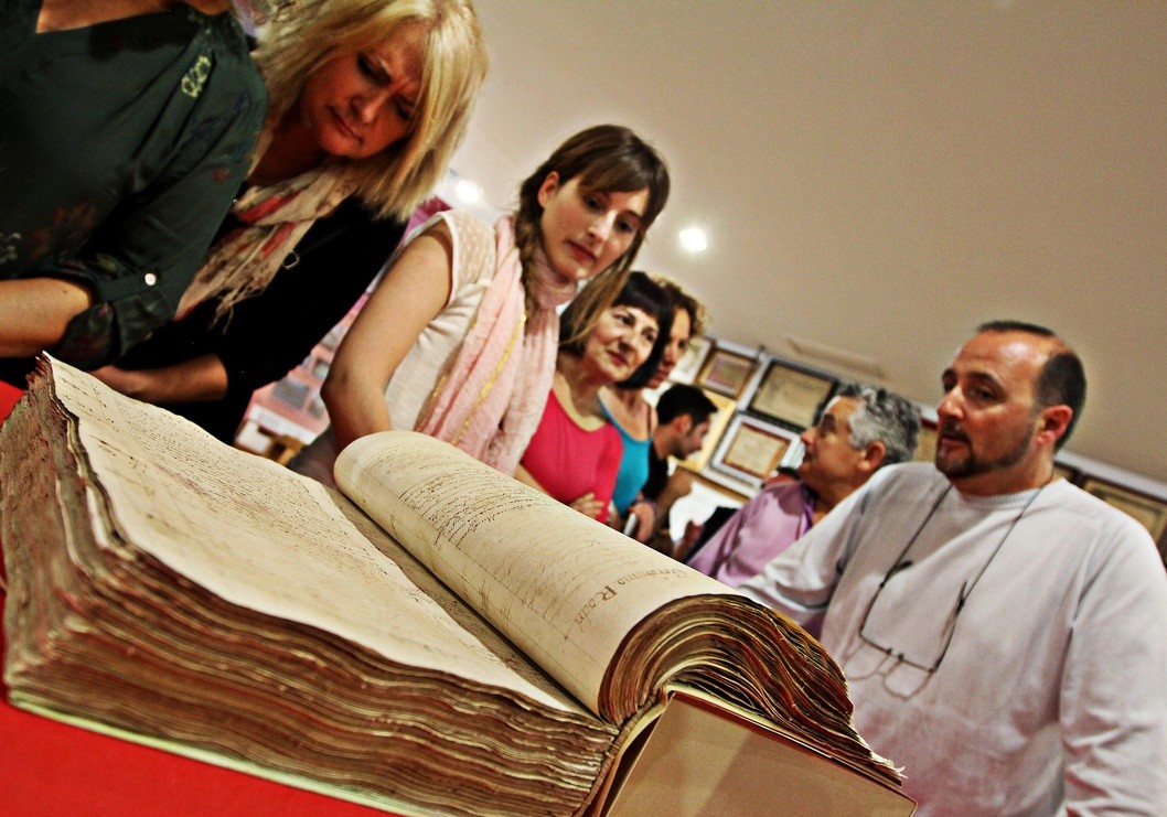 El "Libro de Giradora" del siglo XVIII se podrá ver en el Museo del Calzado tras su restauración El "Libro de Giradora" del siglo XVIII se podrá ver en el Museo del Calzado tras su restauración