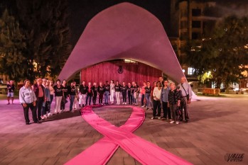 Un gran lazo rosa visibiliza el D&iacute;a Internacional de la lucha contra el c&aacute;ncer de mama