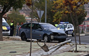Una conductora pierde el control de su veh&iacute;culo y derriba una farola en Elda