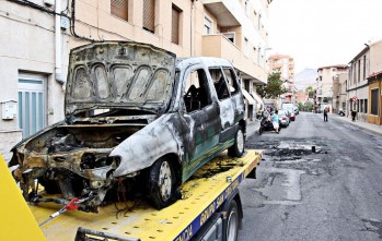 Un conductor se ve sorprendido por el fuego al arrancar el motor de su furgoneta en Elda
