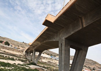 La Polic&iacute;a Local de Elda salva la vida de un hombre en el puente de la Libertad