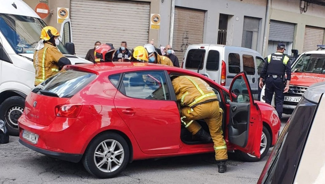 Los Bomberos excarcelan a un hombre atrapado en su vehículo tras un accidente Los Bomberos excarcelan a un hombre atrapado en su vehículo tras un accidente