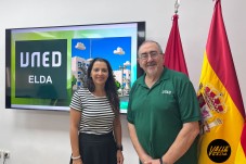El doctor Coloma y Rosa Mar&iacute;a Calaf en los Lunes de la UNED
