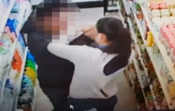 Una dependienta forcejea con un ladr&oacute;n que robaba en un comercio del centro de Elda