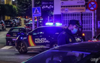 Un hombre con un brote psic&oacute;tico y un cuchillo es reducido por la Polic&iacute;a Nacional