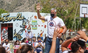 El exjugador de baloncesto Joe Arlauckas visita Elda