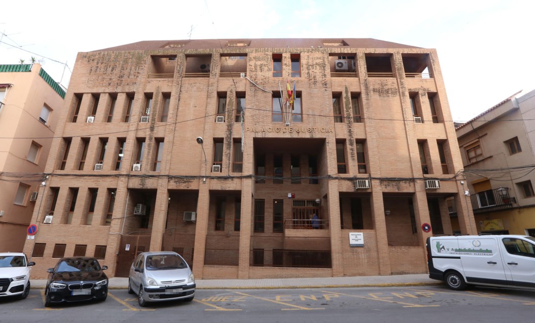 Libertad bajo fianza de 1.000 euros para el hombre apuñalado por una menor que quería salvar a su madre Libertad bajo fianza de 1.000 euros para el hombre apuñalado por una menor que quería salvar a su madre