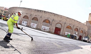 El Ayuntamiento acomete el asfaltado de los alrededores de la Plaza de Toros y cierra al tr&aacute;fico varias calles