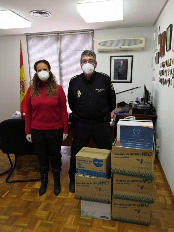 La empresa eldense Monicaber dona 11.000 guantes a la Polic&iacute;a Nacional
