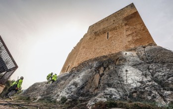 Intervenci&oacute;n de urgencia en la ladera del Castillo de Petrer