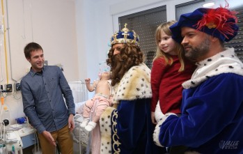 Los Reyes Magos llegan a Elda y hacen su primera parada en el Hospital
