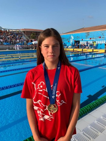 Andrea Monz&oacute; se proclama campeona alev&iacute;n de nataci&oacute;n