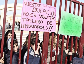 La manifestaci&oacute;n de los alumnos del IES Valle de Elda paraliza las clases