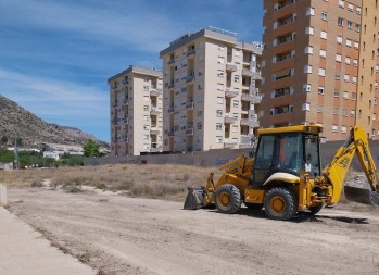 El Ayuntamiento de Elda env&iacute;a la excavadora y otros veh&iacute;culos auxiliares de limpieza a Valencia
