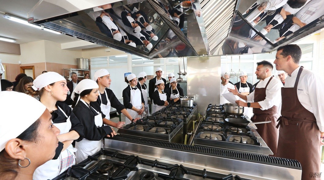 El chef eldense Pablo Montoro apadrina el taller de cocina del CIFP Valle de Elda El chef eldense Pablo Montoro apadrina el taller de cocina del CIFP Valle de Elda