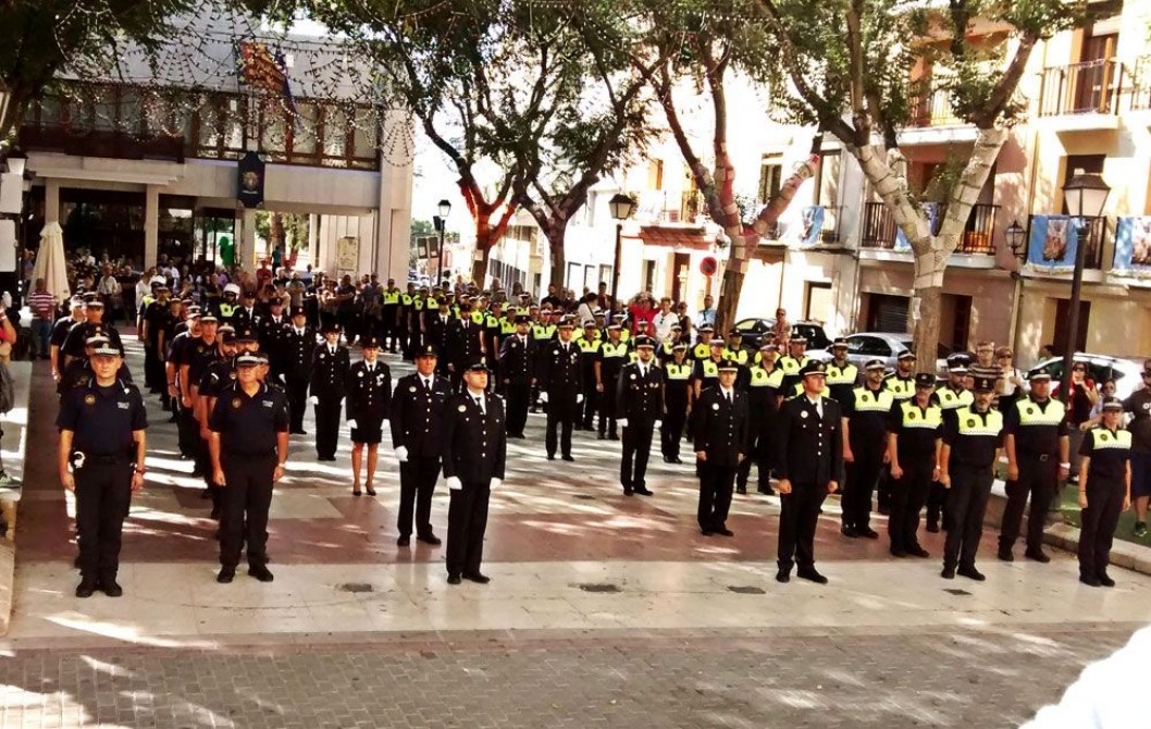 Petrer despide con un sentido homenaje a un policía local Petrer despide con un sentido homenaje a un policía local