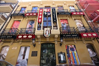 Motivos festeros para la nueva decoraci&oacute;n de la fachada de la Junta Central