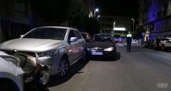 Un coche impacta contra varios veh&iacute;culos aparcados en la avenida Reina Victoria