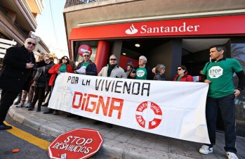 La PAH se moviliza para pedir la daci&oacute;n en pago y un alquiler social para dos familias petrerenses