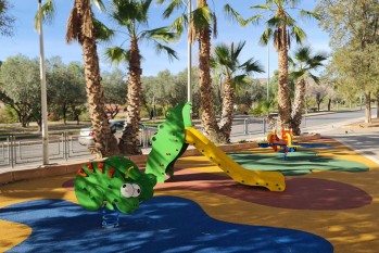 El Ayuntamiento mejora la zona de juegos de la Carretera de Circunvalaci&oacute;n