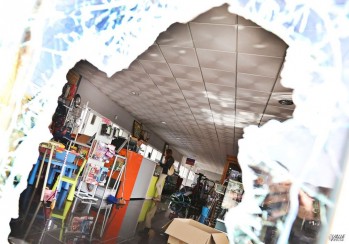 Destrozan con un mazo la puerta de un comercio de Elda durante un robo