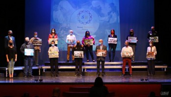 Sense Barreres homenajea a los colectivos que luchan contra la COVID-19 en su calendario solidario 2021