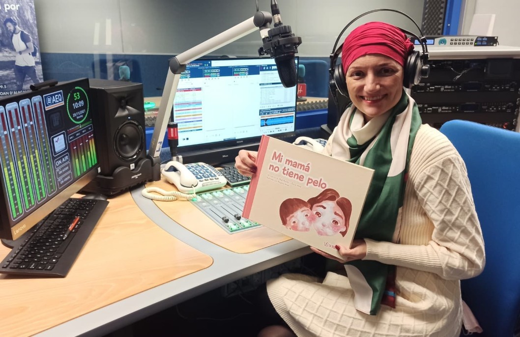 Olga Avellán presentó en Elda su emotivo libro "Mi mamá no tiene pelo" Olga Avellán presentó en Elda su emotivo libro "Mi mamá no tiene pelo"