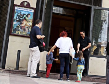 Cientos de personas acuden al Teatro Castelar durante el primer fin de semana de "Momentos de Cine"