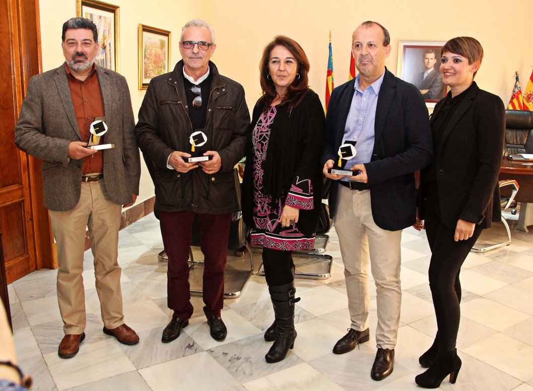 El Ayuntamiento de Elda reconoce la labor de tres catedráticos eldenses El Ayuntamiento de Elda reconoce la labor de tres catedráticos eldenses