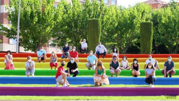 La bandera del Orgullo LGTBIQ+ decora el parque El Campet