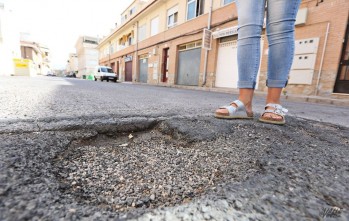 Peligroso bache en la calle Prudencia de Elda