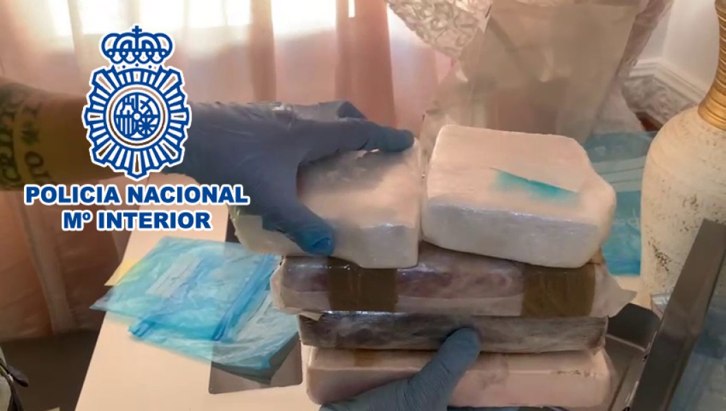 Dos detenidos por tráfico de drogas con casi cinco kilos de cocaína en el centro de Elda Dos detenidos por tráfico de drogas con casi cinco kilos de cocaína en el centro de Elda