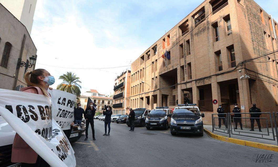Dos jóvenes de Petrer investigados por delitos de odio contra la policía, el Estado y los Borbones Dos jóvenes de Petrer investigados por delitos de odio contra la policía, el Estado y los Borbones