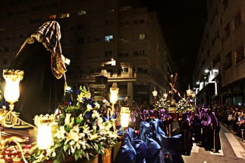 La Plaza del Zapatero de Elda presencia el Encuentro entre la Santa Ver&oacute;nica y el Nazareno entre cientos de eldenses