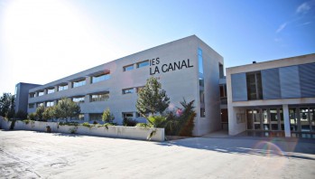 Familias del IES La Canal amenazan con marcharse del centro si contin&uacute;an las clases semipresenciales