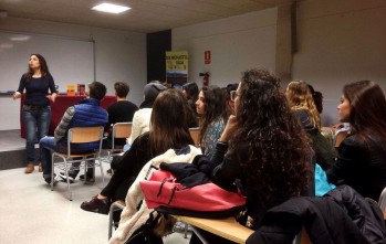 La narradora Raquel L&oacute;pez participa en un encuentro con alumnos de bachiller