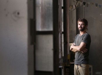 Omar Arr&aacute;ez, creador de la portada de Valle de Elda: "He elegido el acto de correr la traca como celebraci&oacute;n l&uacute;dica de una colectividad"