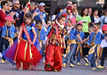Cientos de ni&ntilde;os celebran sus propios Moros y Cristianos en los centros de Elda