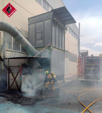 Incendio en el exterior de una f&aacute;brica de calzado en Petrer