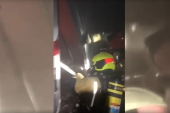 El incendio de un coche obliga a desalojar parte de un edificio en Elda