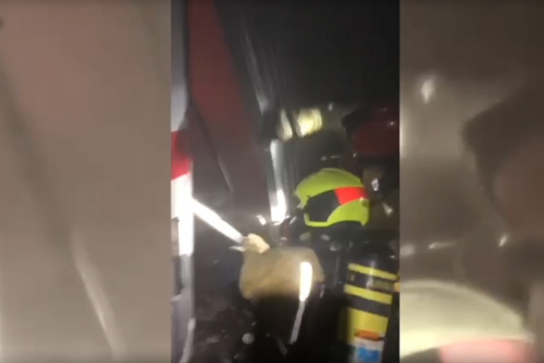 El incendio de un coche obliga a desalojar parte de un edificio en Elda El incendio de un coche obliga a desalojar parte de un edificio en Elda