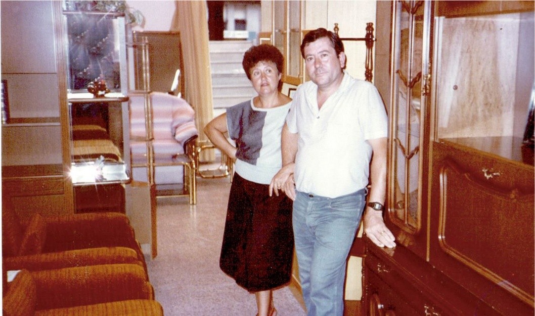 Muebles y Mudanzas Vinalopó, un negocio familiar fundado por Luis Sánchez en 1982 Muebles y Mudanzas Vinalopó, un negocio familiar fundado por Luis Sánchez en 1982