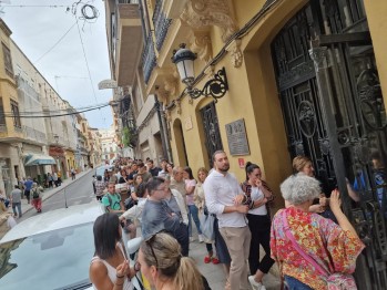 Largas colas para comprar sillas para Moros y Cristianos