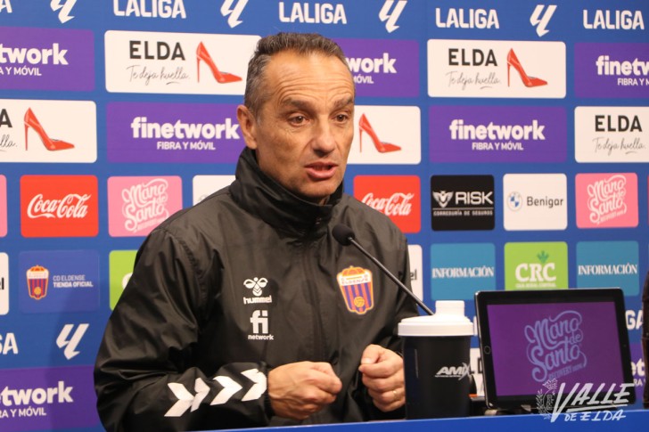 Jos&eacute; Luis Oltra: "Cada vez tenemos menos margen pero debemos jugar sin sentir la obligaci&oacute;n"