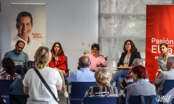 Los colectivos sociales de Elda piden m&aacute;s inversi&oacute;n a las candidatas auton&oacute;micas del PSOE, Laura Soler y Charo Naval&oacute;n