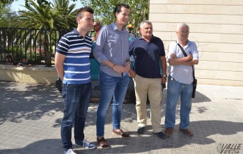 El Ayuntamiento presenta una nueva m&aacute;quina fregadora para limpiar las aceras de la ciudad